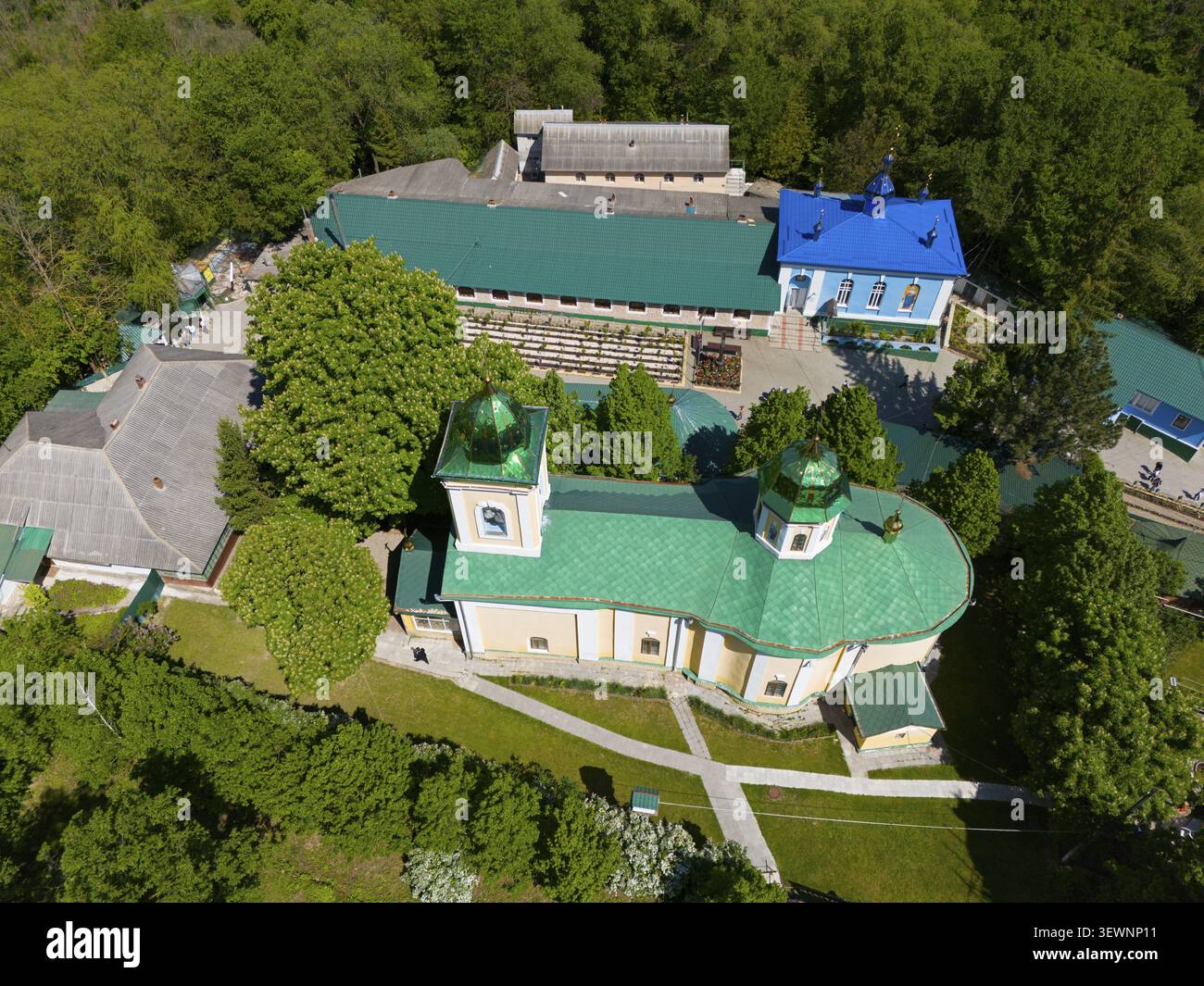 Orthodoxes Kloster mit grünen und blauen Dächern in friedlicher Landschaft, Blick aus der Vogelperspektive, Saharna-Kloster, Dreifaltigkeitskloster, Mol-Kloster Stockfoto