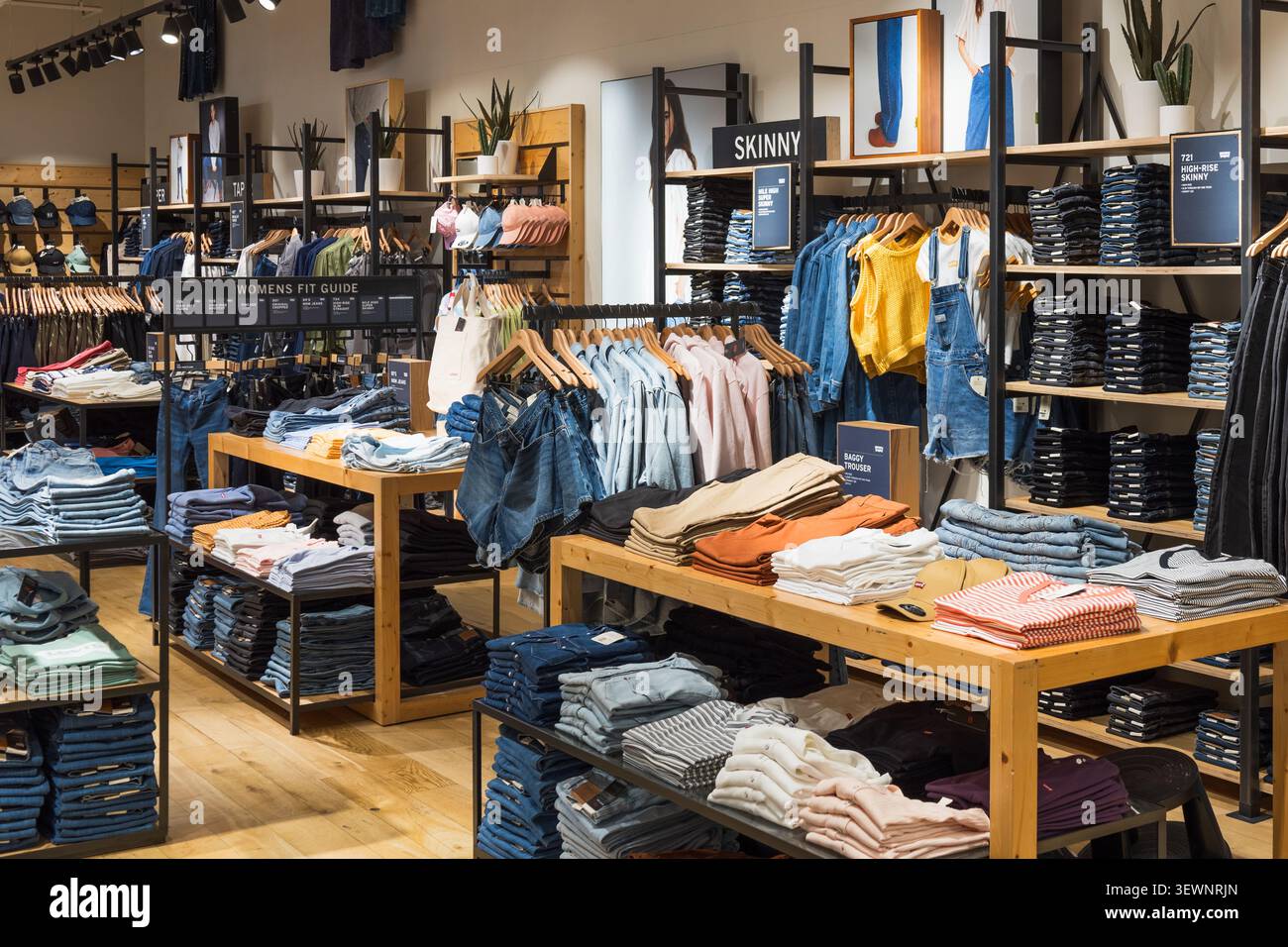 Innenansicht eines Bekleidungsgeschäfts mit Denim-Bekleidungsdisplays. London, Vereinigtes Königreich, 19. Mai 2023 Stockfoto