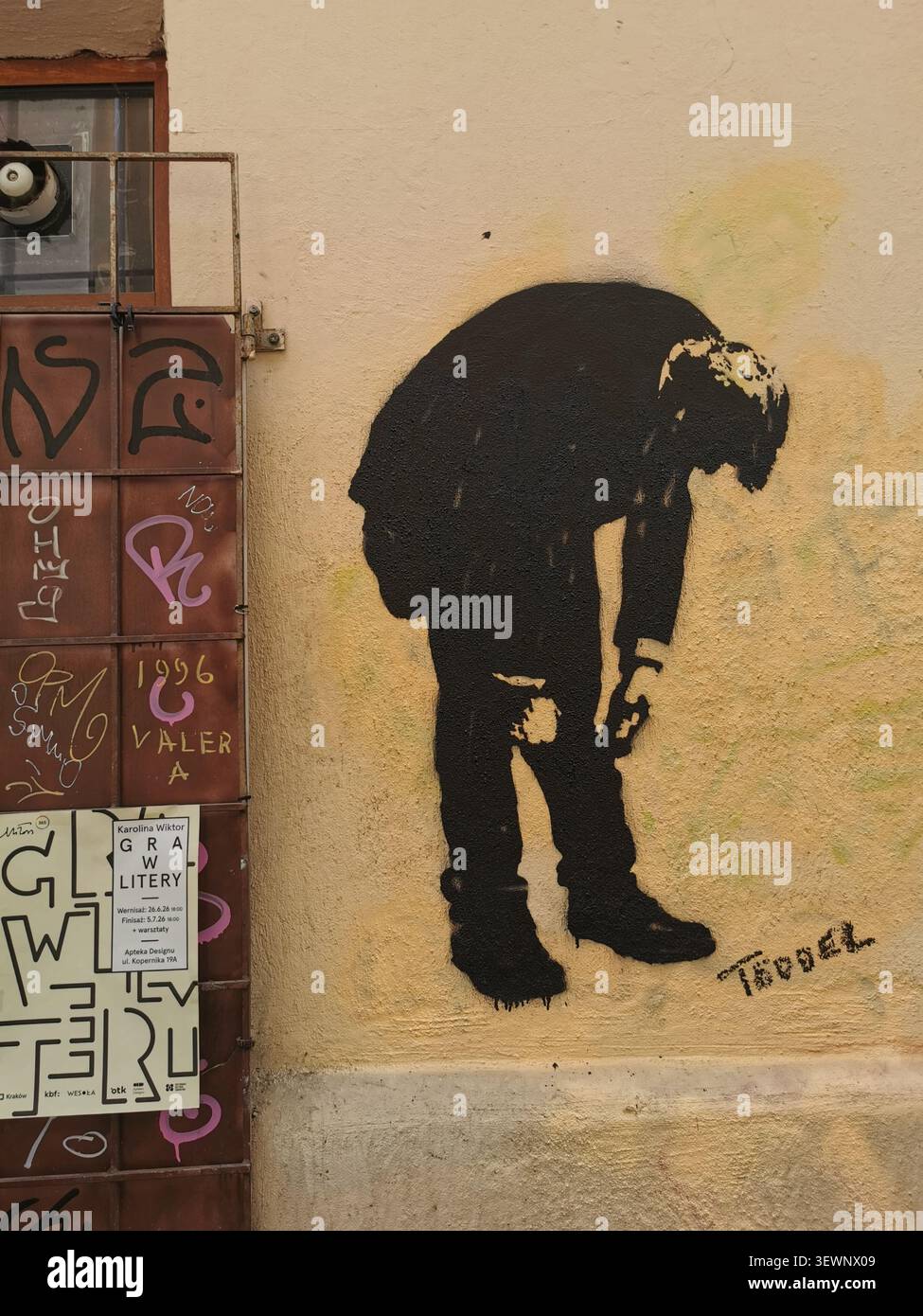 Politische Schablonen-Straßenkunst von Donald Trump des norwegischen Graffiti-Künstlers Toddel an einer Stadtmauer im historischen Kazimierz-Viertel von Krakau, Polen. - Smartphone-aufgenommenes Stockfoto