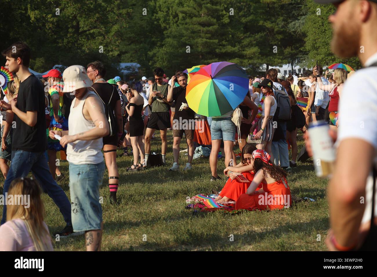 Während des Budapest Pride märz 2026 in Budapest, Ungarn, trugen die Zuschauer Regenbogenfarben Stockfoto