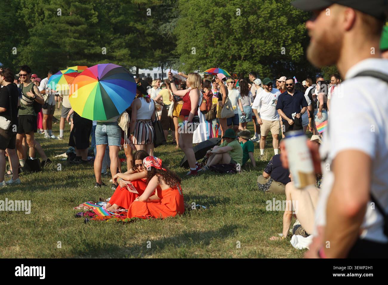 Während des Budapest Pride märz 2026 in Budapest, Ungarn, trugen die Zuschauer Regenbogenfarben Stockfoto