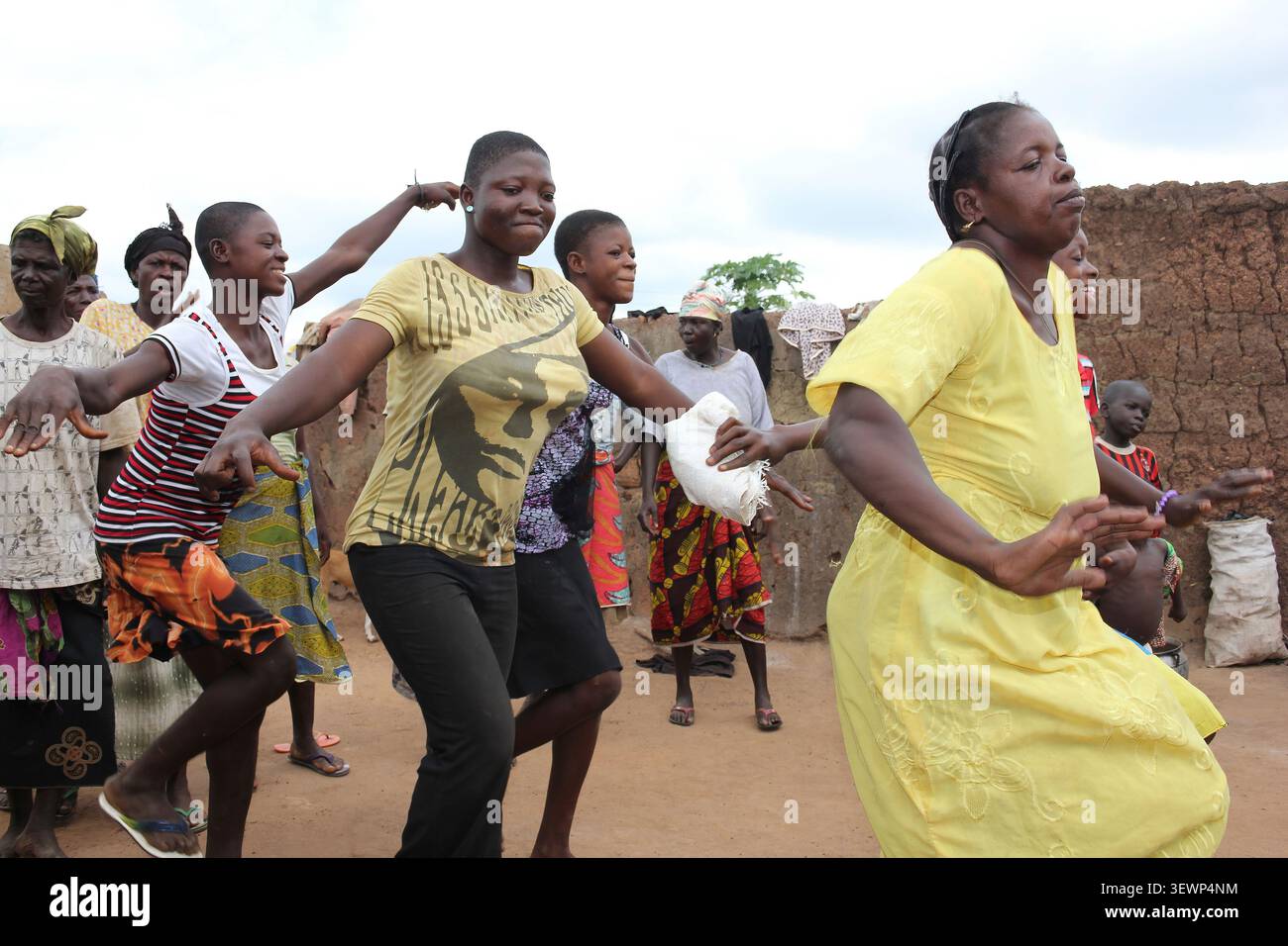 Frauen der Lobi Ethnic Group spielen Einen traditionellen Tanz in Ghana, Westafrika Stockfoto