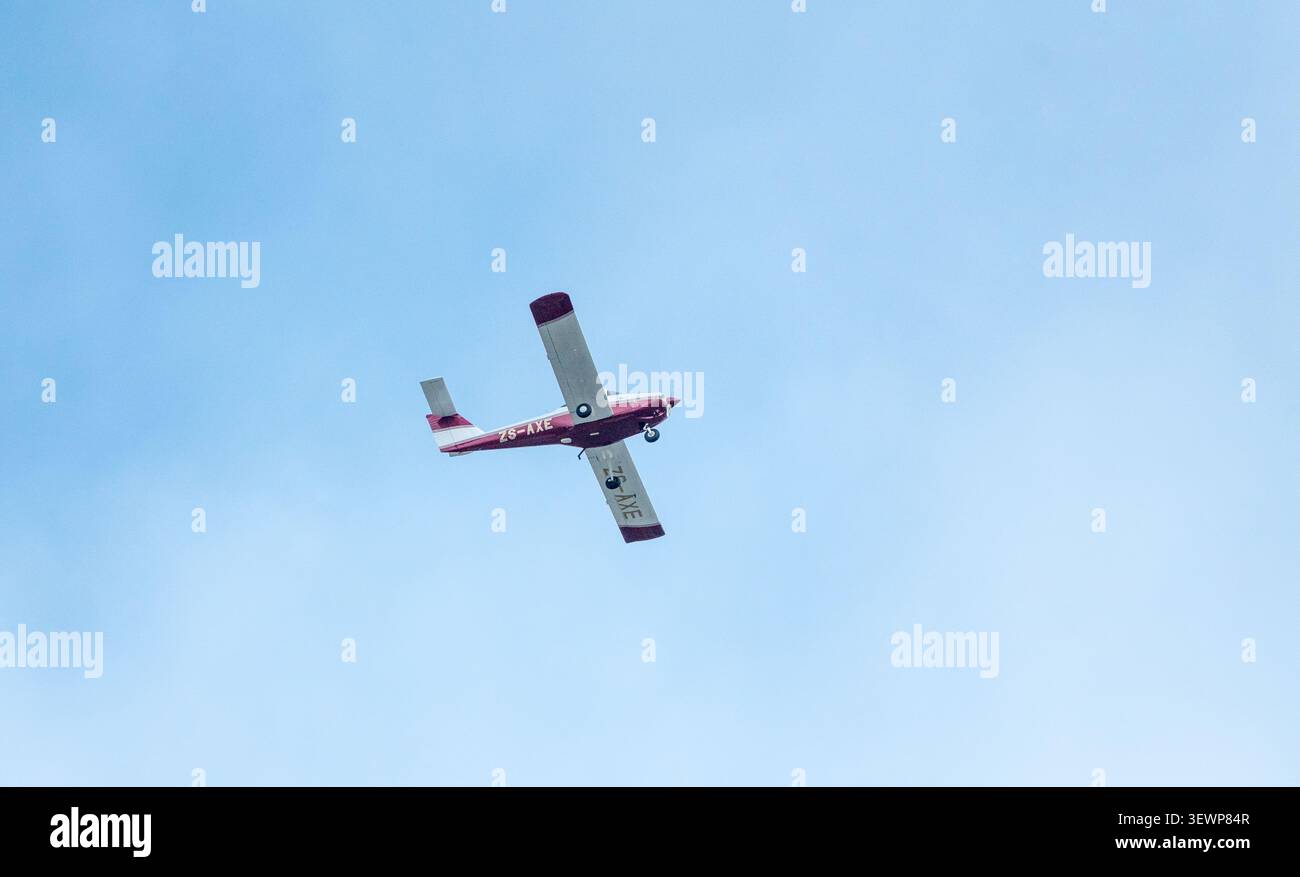 Kleines Flugzeug oder Flugzeug mit Registrierungsdetails unter den Tragflächen, während es über Südafrika fliegt Stockfoto
