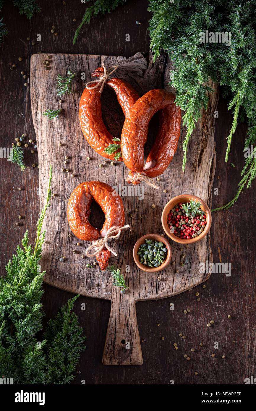 Polnische und köstliche Wurst mit Fleisch, wacholder und Kräutern. Trockenwurst mit Gewürzen. Stockfoto