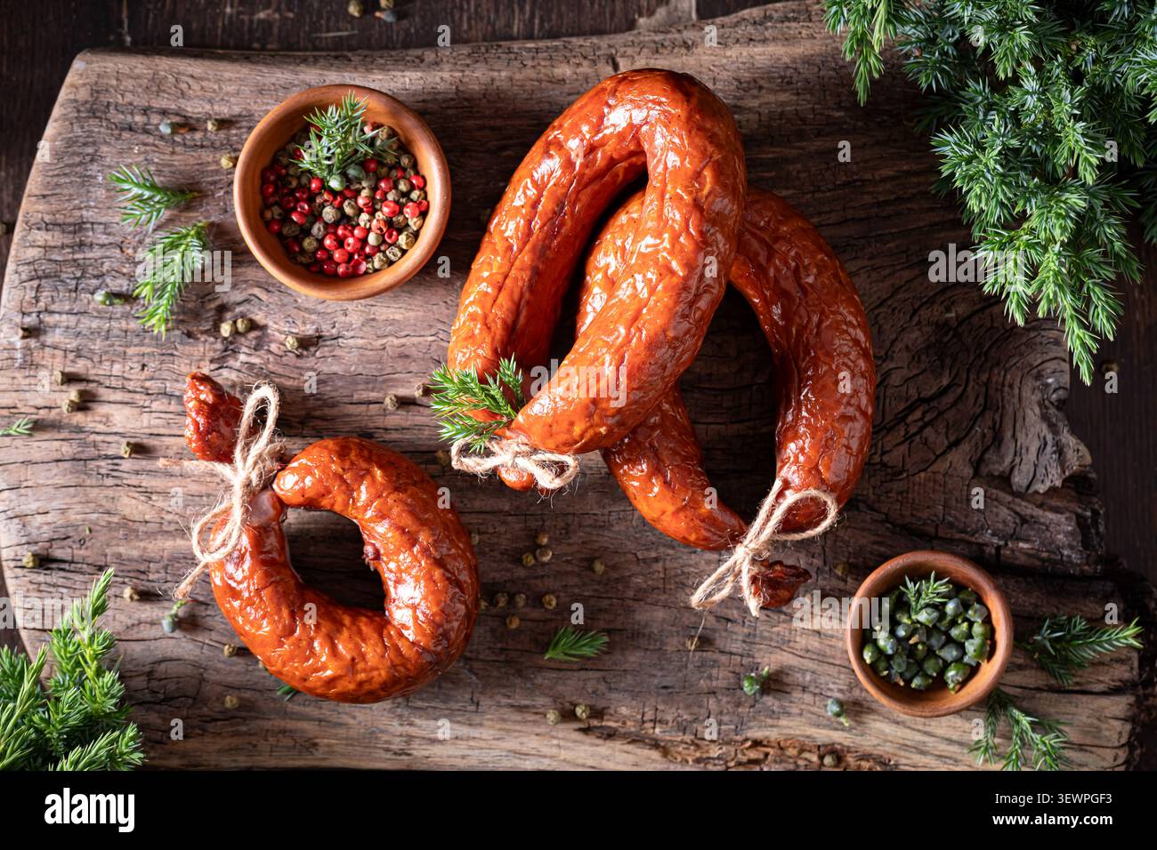 Polnische und köstliche Wurst, gewürzt mit Pfeffer und Gewürzen. Trockenwurst mit Gewürzen. Stockfoto