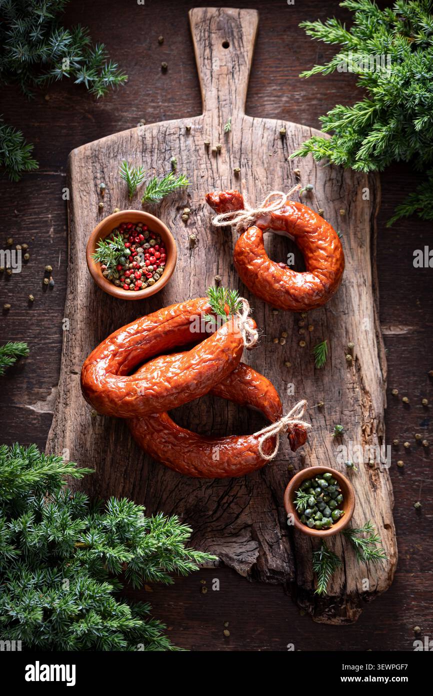 Polnische und köstliche geräucherte Wurst mit wacholder und Holz. Trockenwurst mit Gewürzen. Stockfoto