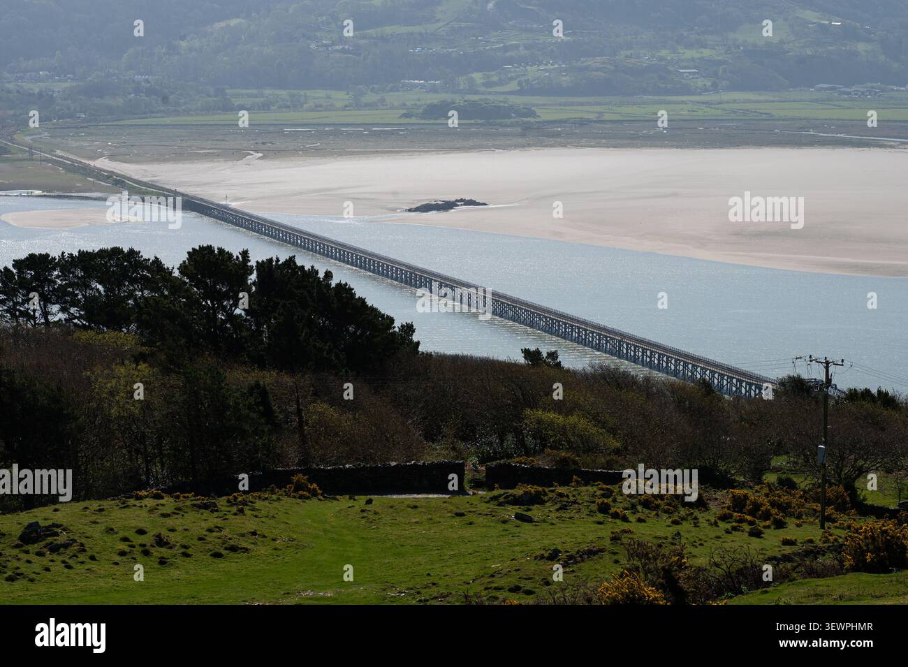 Barmouth Bridge, eine Eisenbahnbrücke über die Mawddach-Mündung. Stockfoto
