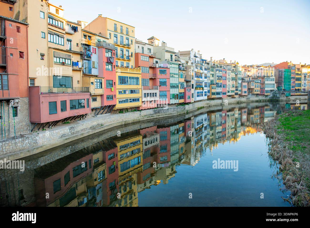 Farbenfrohe Flusshäuser in Girona Stockfoto