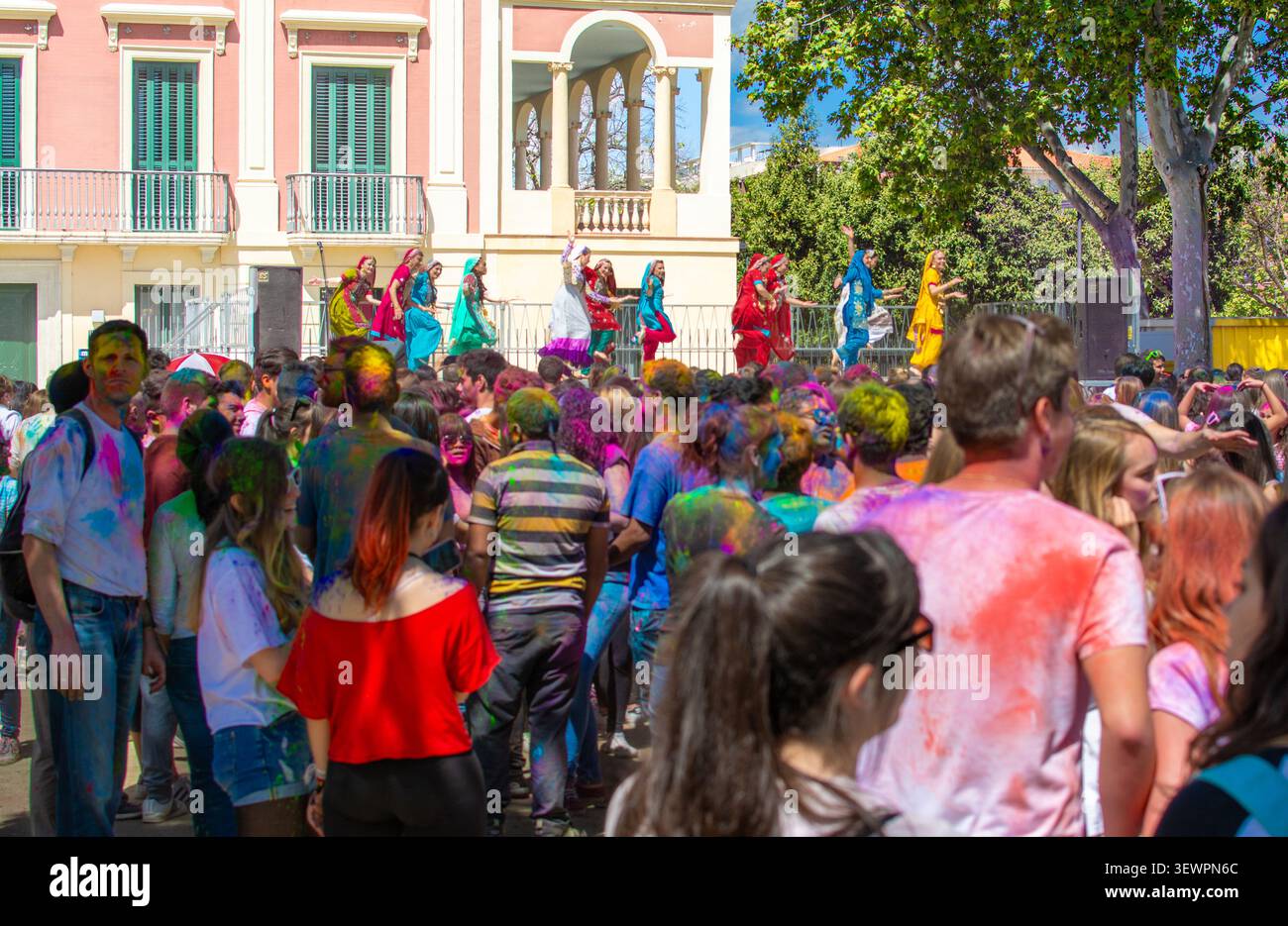 Reus, Spanien. 16. April 2016, Leute, die das Holi Festival feiern, werfen buntes Pulver Stockfoto