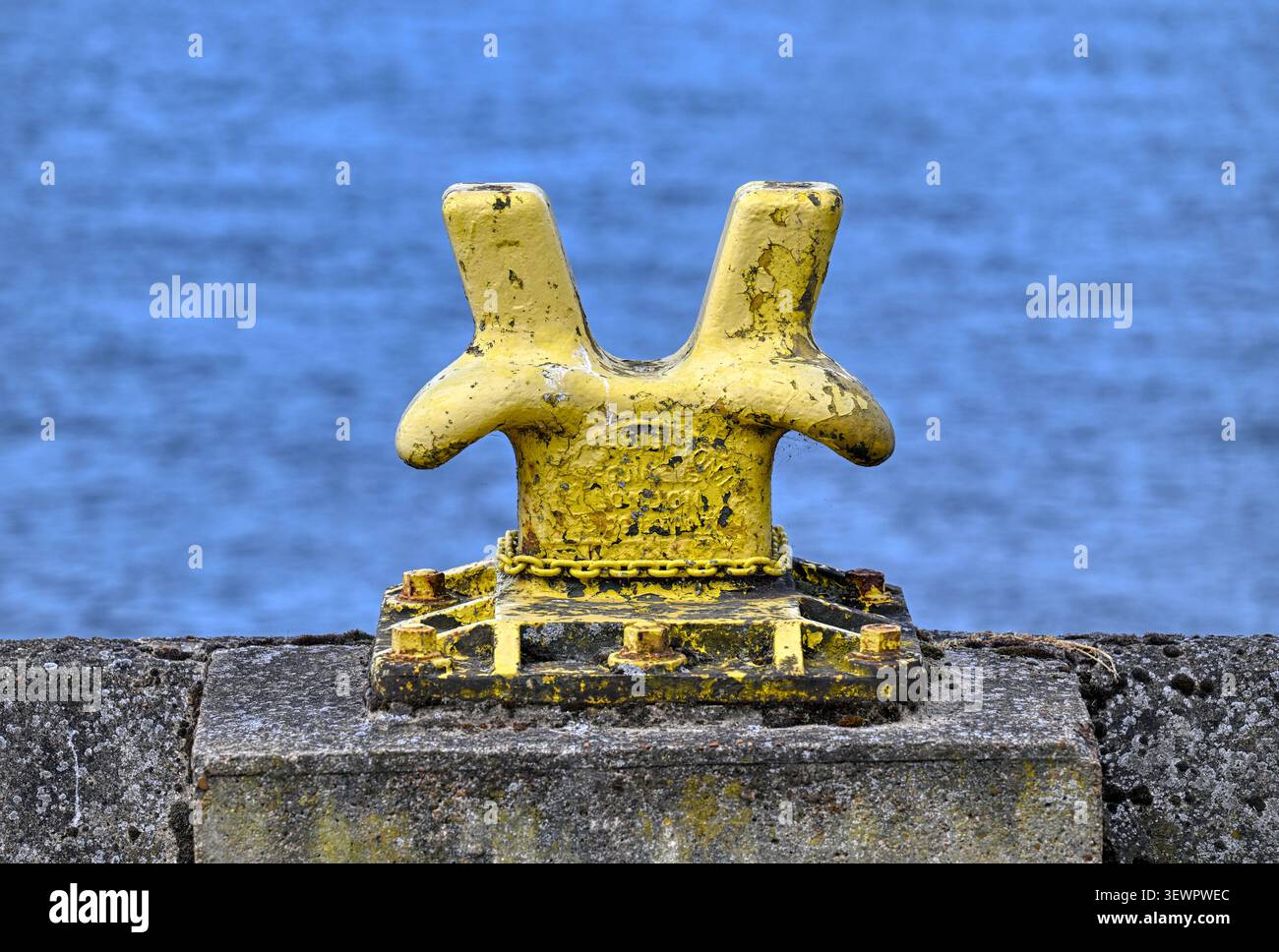 Gusseiserner Festmacherpfoller neben dem Fluss Great Ouse an der Uferpromenade von King's Lynn, Norfolk, Großbritannien Stockfoto