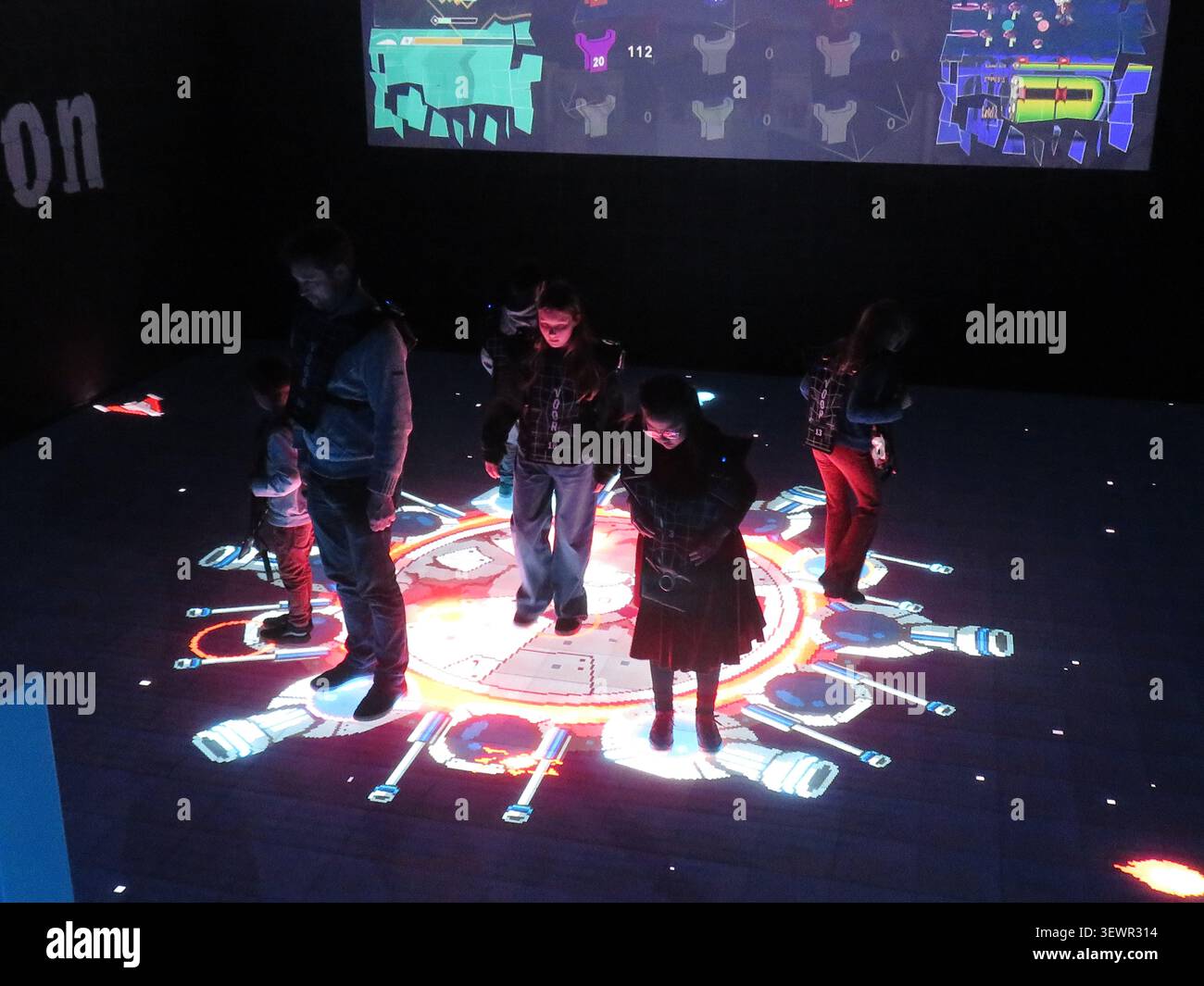 Niederlande, Hilversum – in der „Play“-Zone des Mediamuseums Beeld & Geluid in Hilversum steuern die Spieler das Videospiel komplett mit ihrem eigenen Körper Stockfoto
