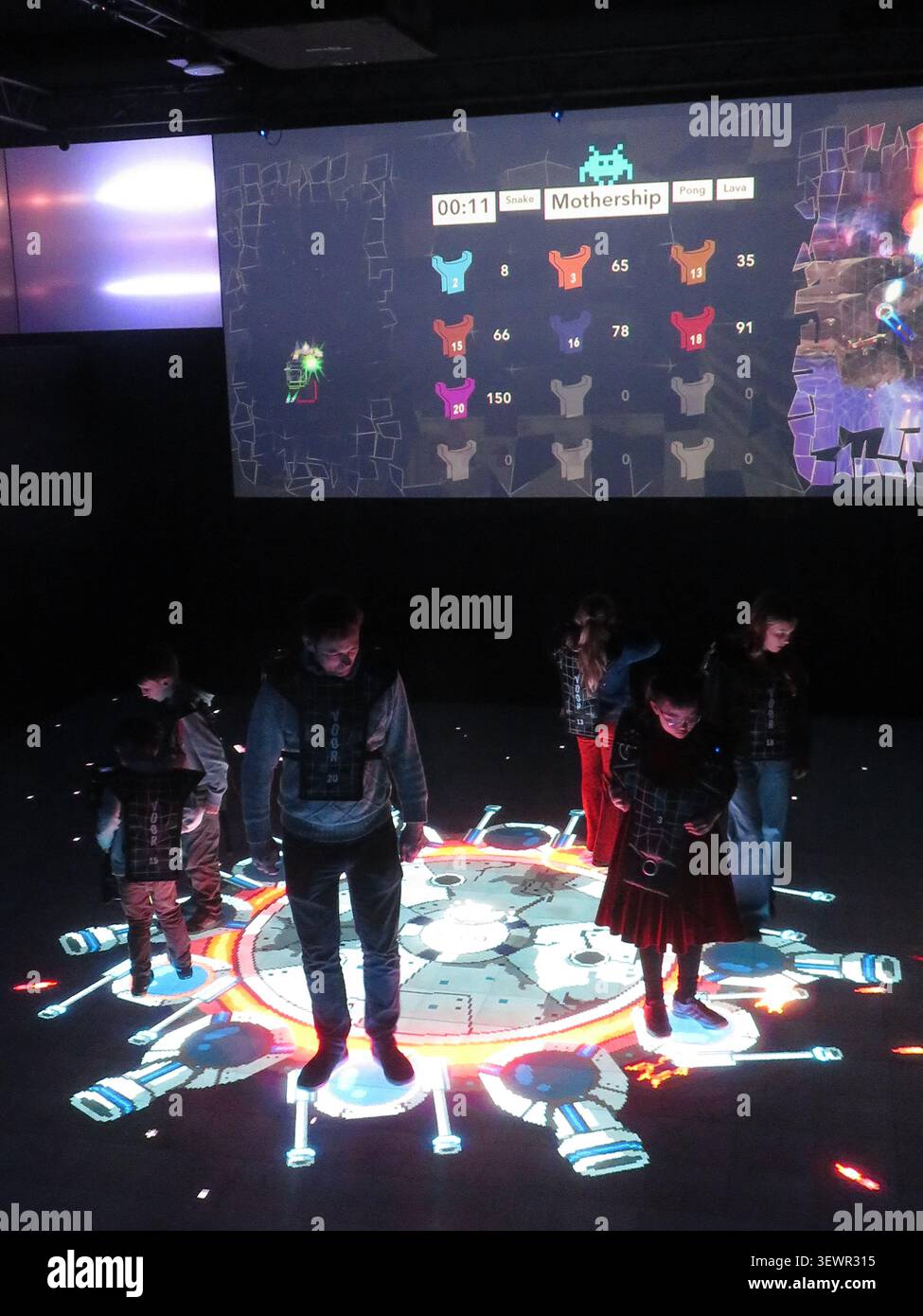 Niederlande, Hilversum – in der „Play“-Zone des Mediamuseums Beeld & Geluid in Hilversum steuern die Spieler das Videospiel komplett mit ihrem eigenen Körper Stockfoto