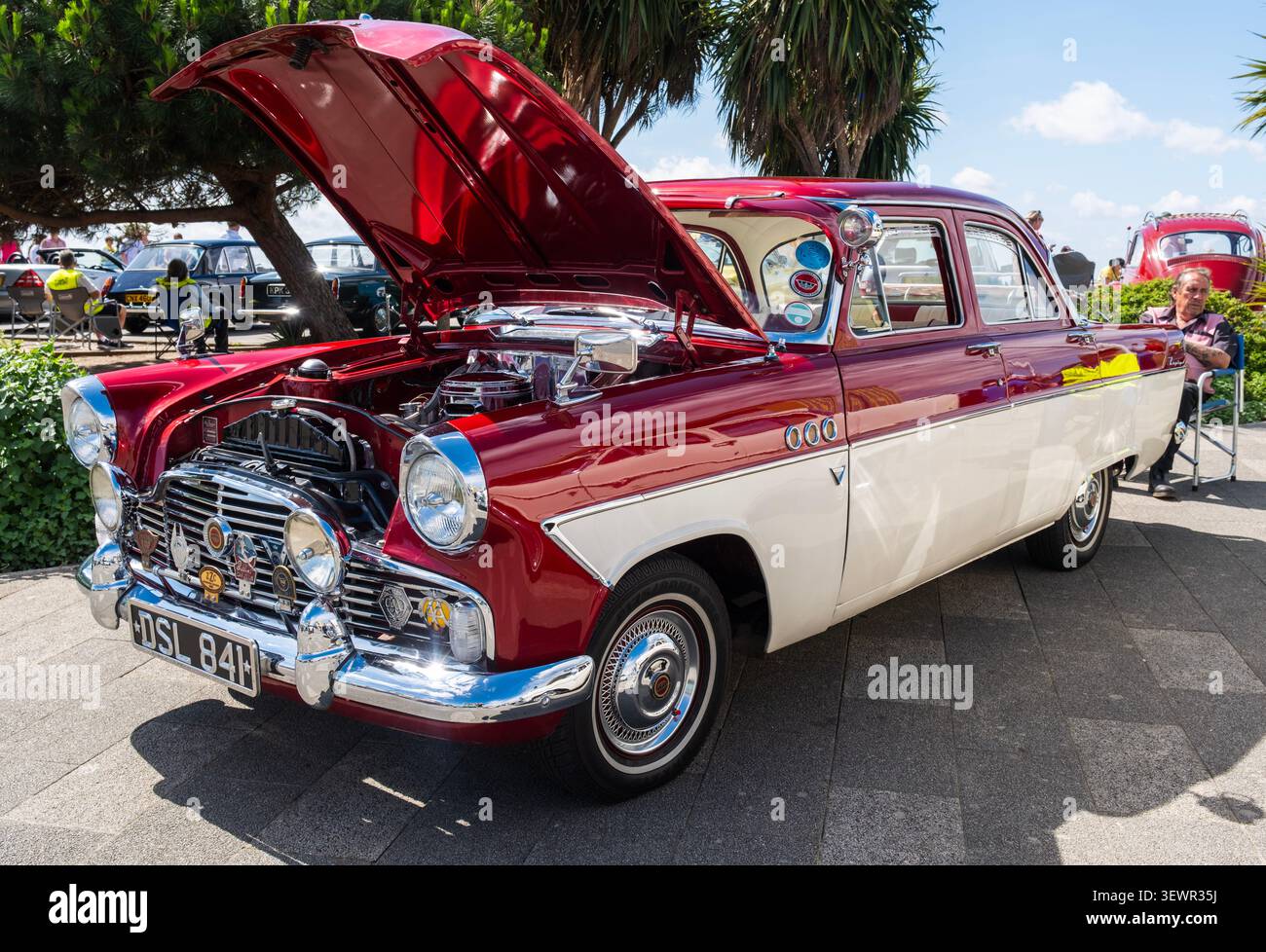 Ein zweifarbiger Ford Zephyr bei den Classic Cars am Southend on Sea Beach. Stockfoto