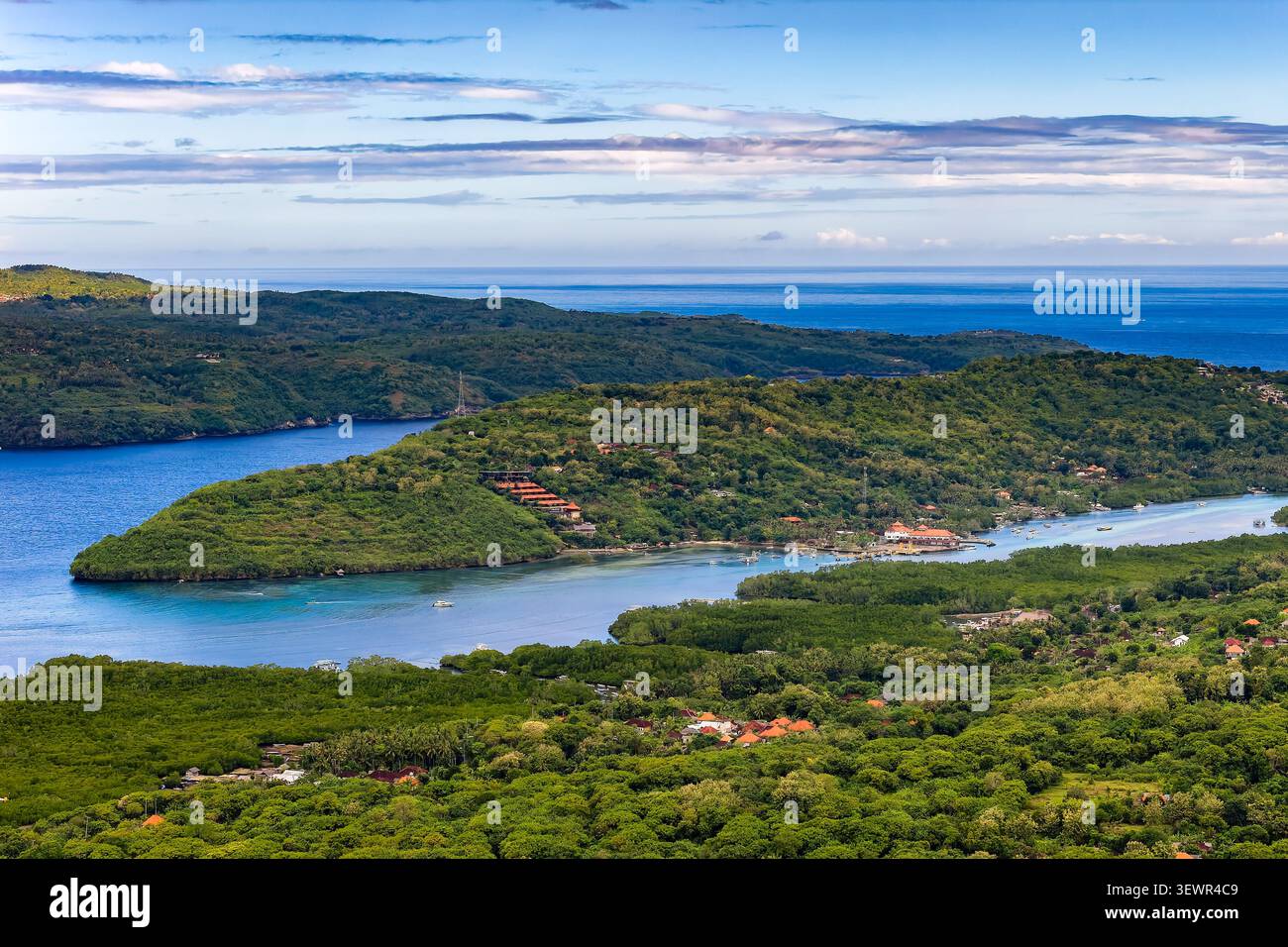 Üppig grüne Mangrovenwälder und tropische Inseln von Nusa Lembongan, Indonesien Stockfoto