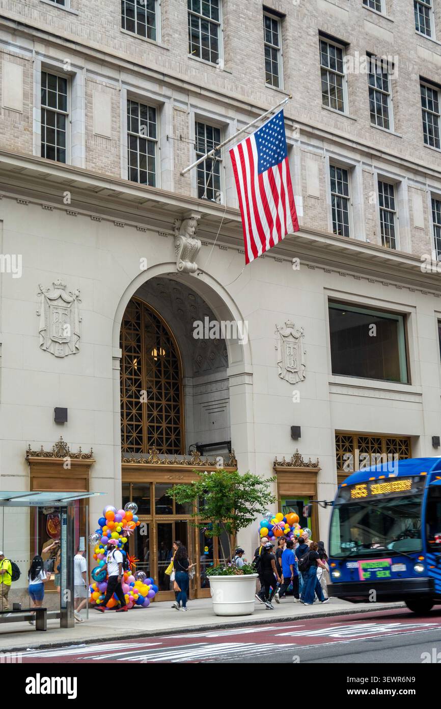 Shaver Hall ist eine Gastronomie- und Unterhaltungsstätte im berühmten Lord & Taylor Building, 424 5th Ave., 2026, New York City, USA Stockfoto