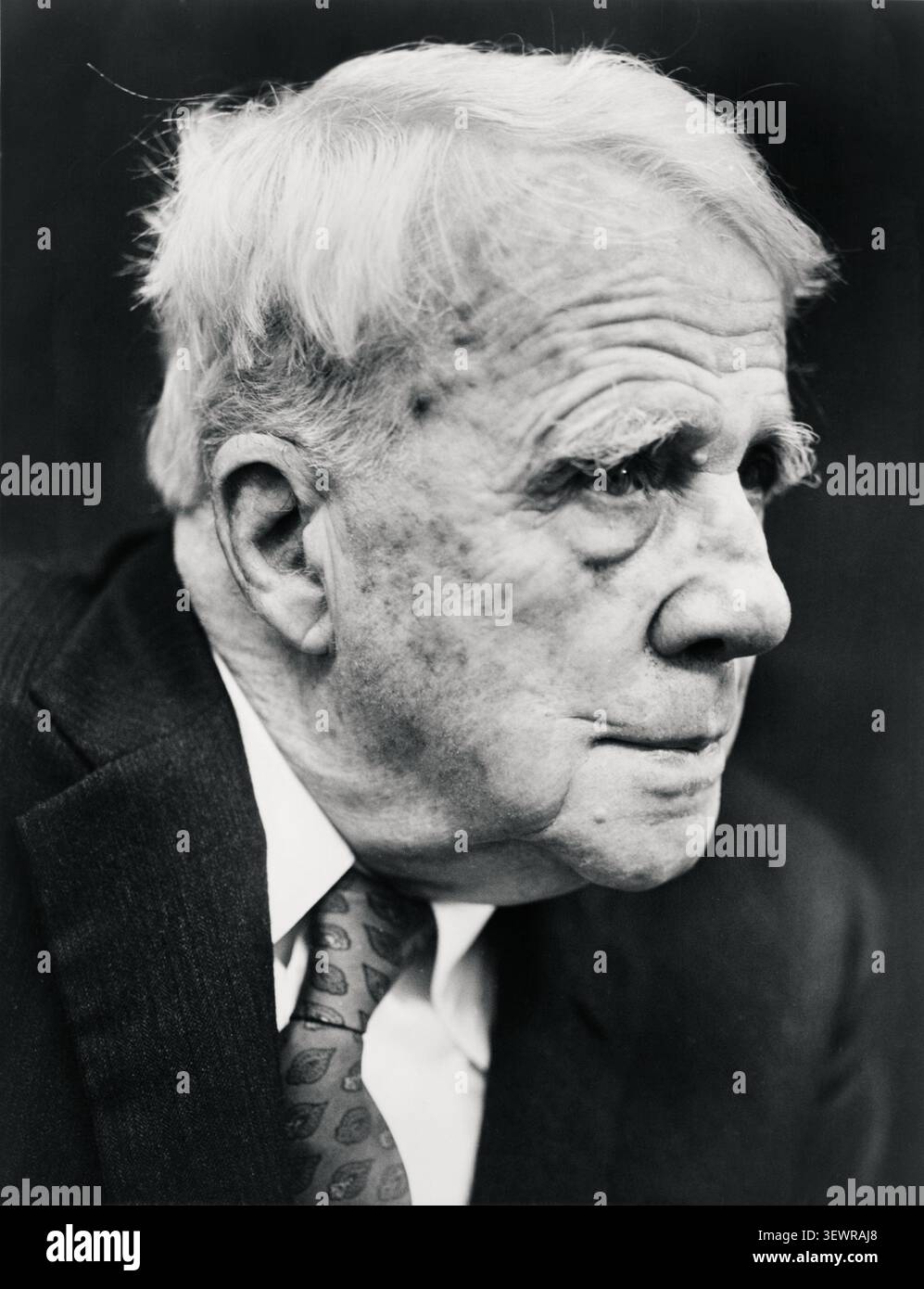 Der amerikanische Dichter Robert Frost (1874–1963) in einem 1959 erschienenen Profilporträt. Als viermaliger Pulitzer-Preis-Gewinner ist er bekannt für seine Gedichte über das ländliche Leben in New England, darunter The Road Not Take und Stopping By Woods on a Snowy Evening. Stockfoto