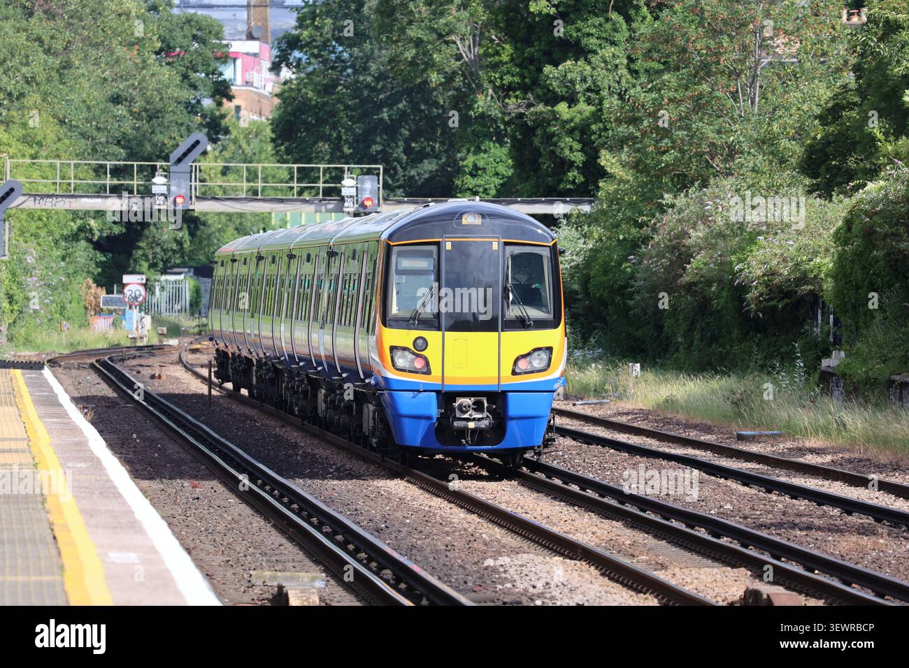 London Overground Zug am Bahnhof Kensington Olympia Stockfoto