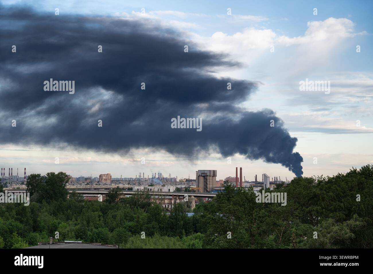 Großbrand in der Ölraffinerieproduktion mit dickem Rauch aus dem Industriebereich Stockfoto