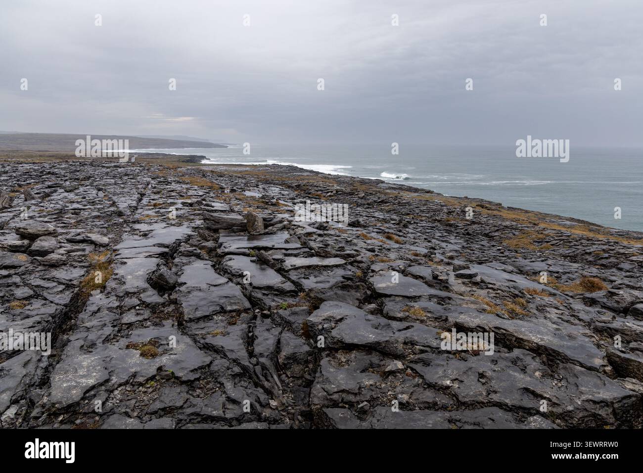Die Küste von Burren unter bewölktem Himmel in County Clare, Irland Stockfoto