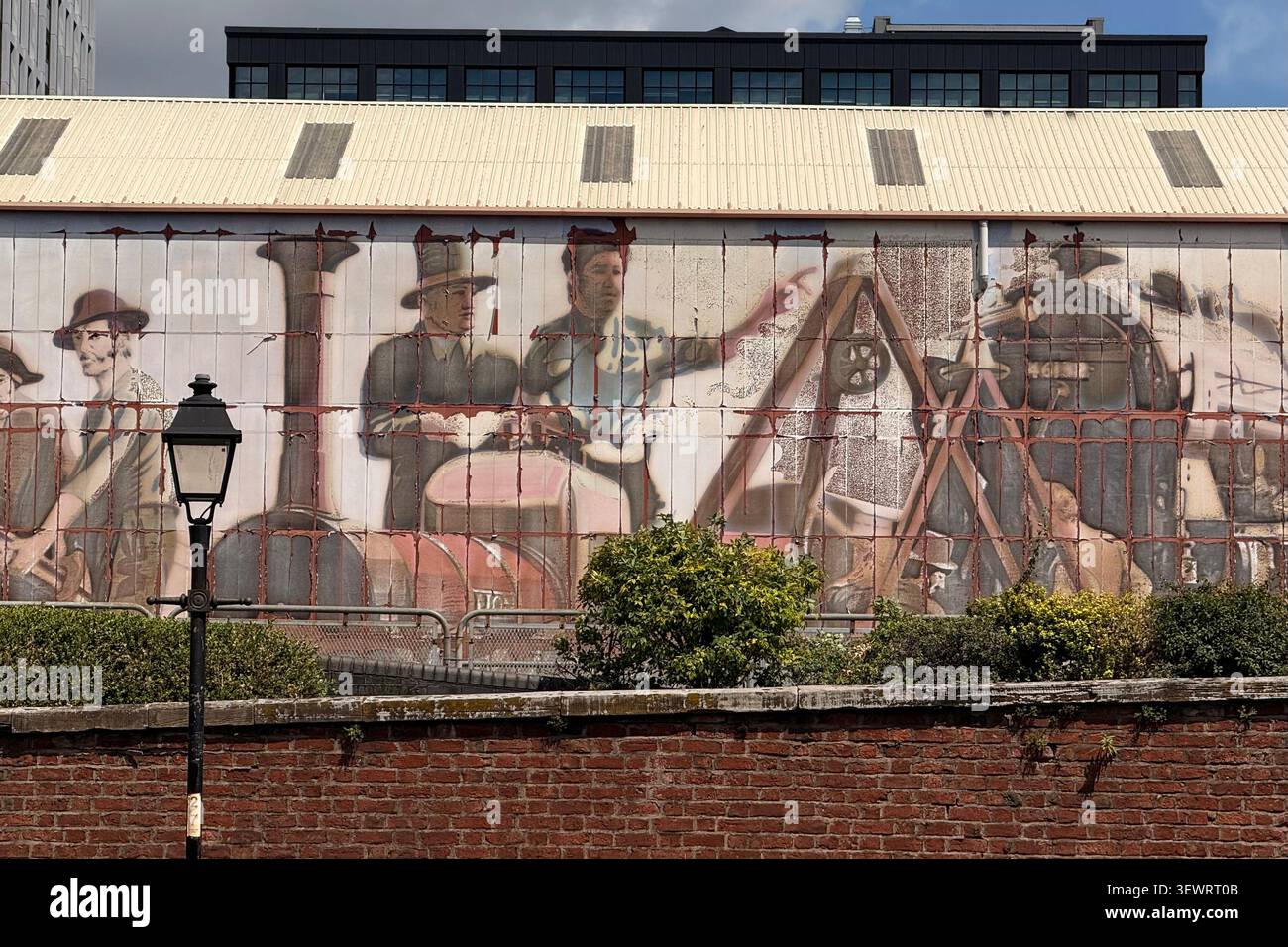 MuralIndustrial Revolution zeigt die industrielle Revolution auf einem alten Lager, das Teil des Manchester Museum of Industry and Technology ist - Smartphone-aufgenommenes Stockfoto