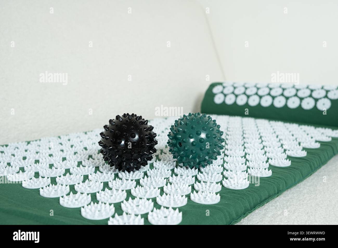 Spiky Massage Kugeln und Akupressurmatte für Selbstmassage Stockfoto