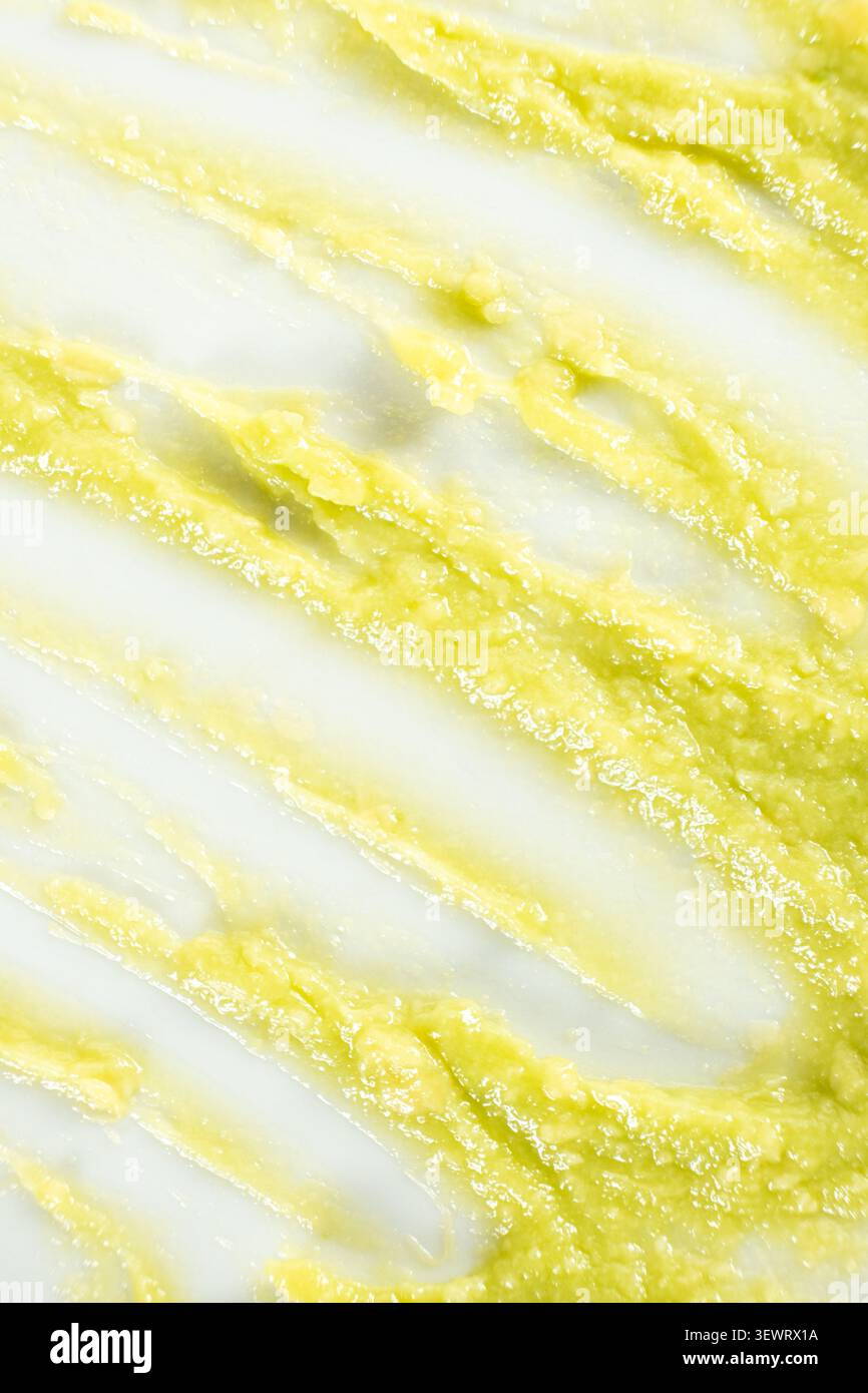 Kreative Striche und Flecken gesunder Guacamole-Sauce isoliert auf weißem Hintergrund Stockfoto