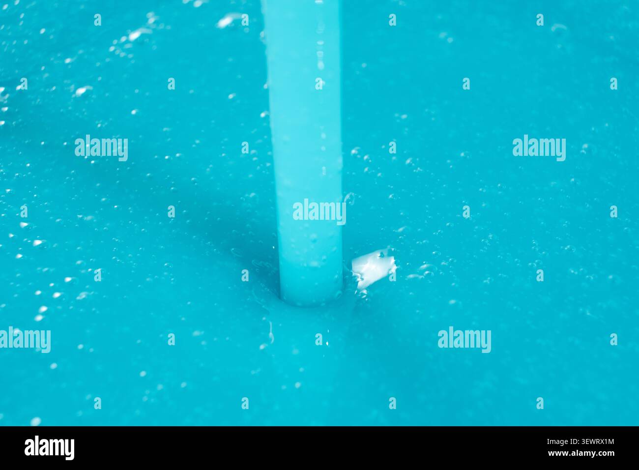 Blaues Flüssigwaschmittel aus der Nähe gießen, abstrakter Hintergrund. Stockfoto