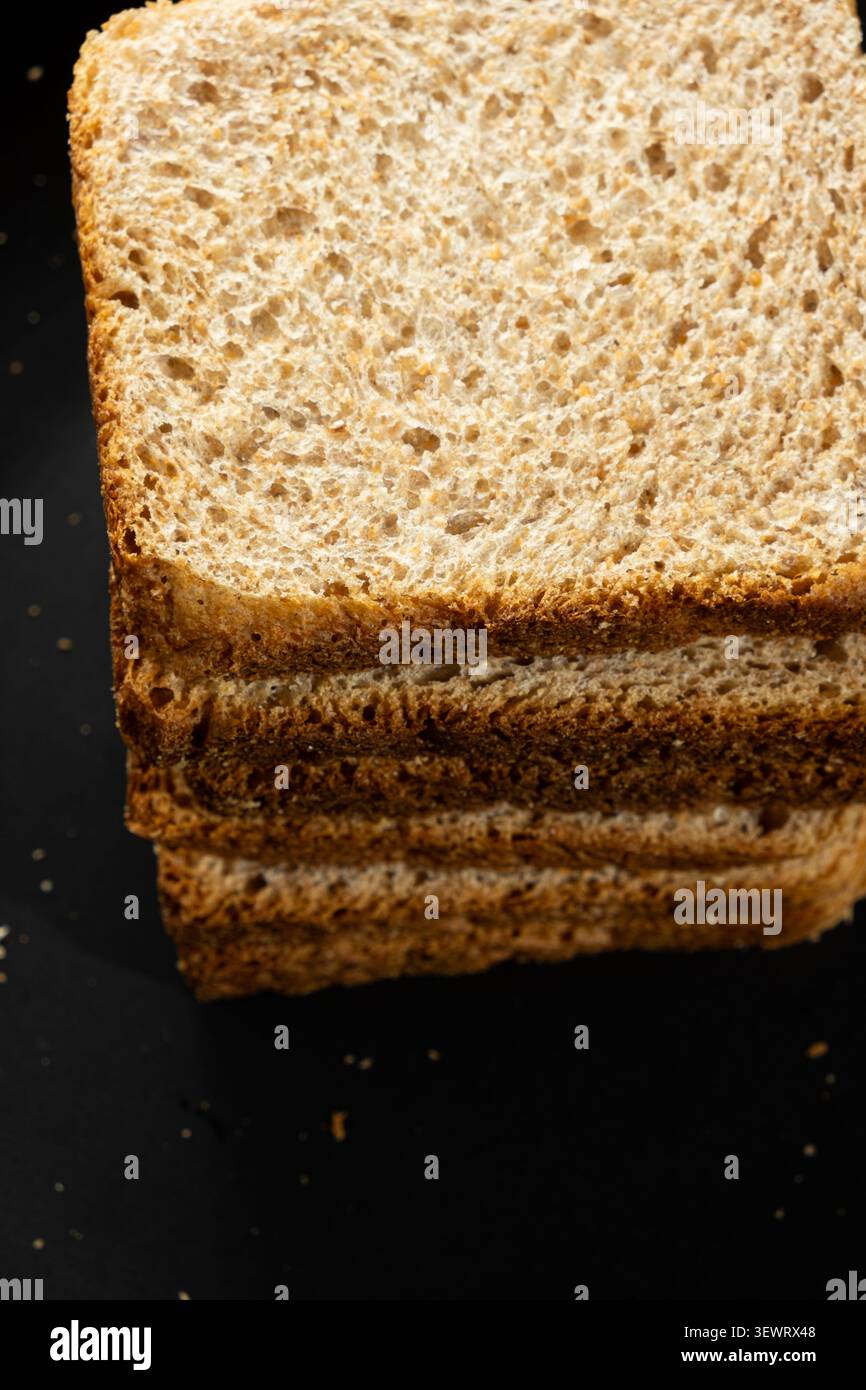 Knusprig geröstete Roggenbrotscheiben zusammengestapelt, gesundes Lebensmittelkonzept Stockfoto