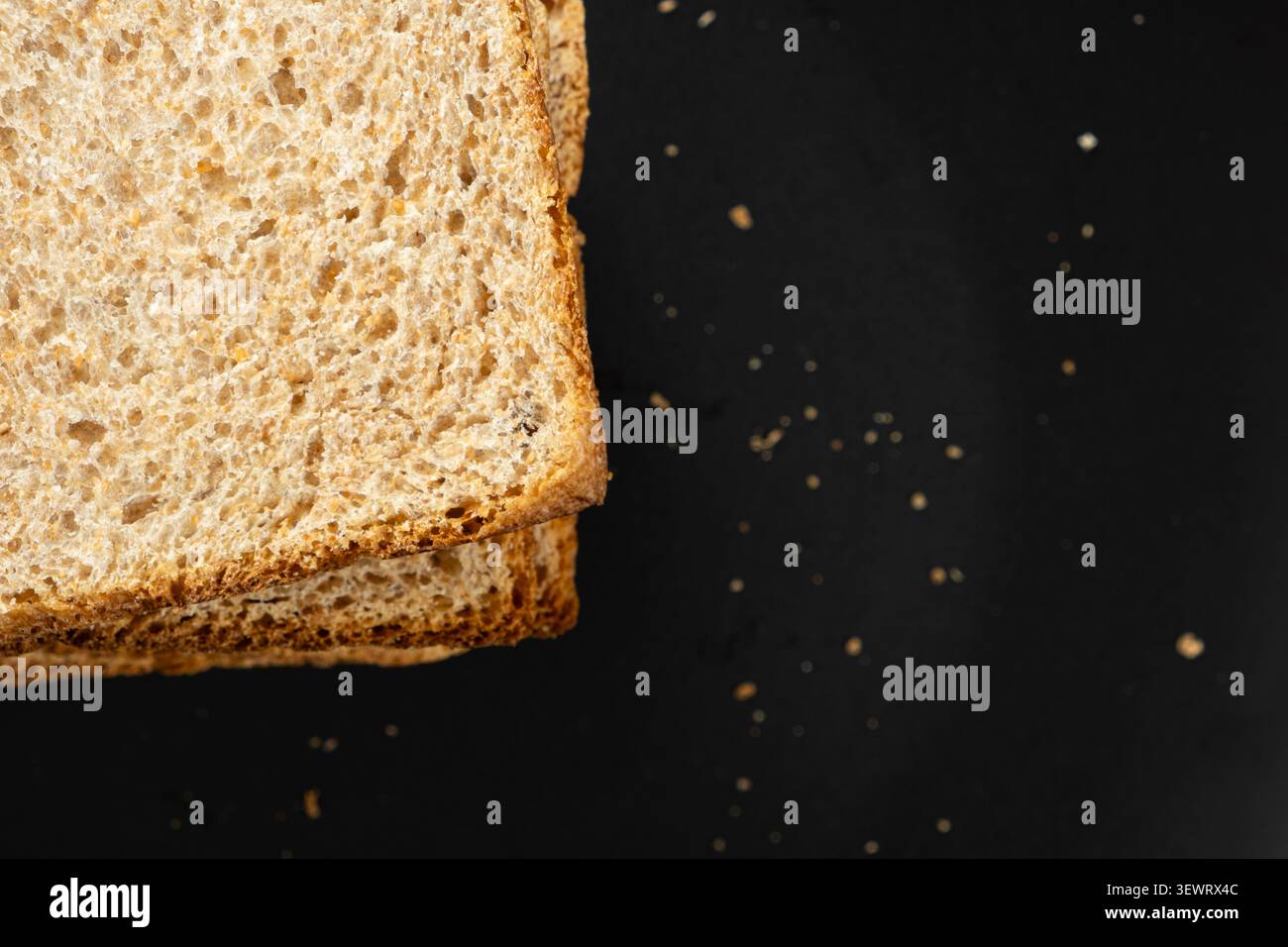 Blick auf knusprige Toastscheiben, die zum Frühstück auf dunklem Hintergrund serviert werden Stockfoto