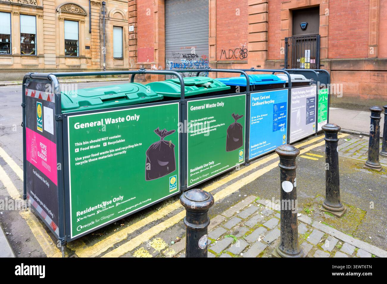 Einwohner kommunales Recycling, allgemeine Abfallbehälter und Lebensmittelabfälle, Virginia Street, Glasgow Stadtzentrum, Schottland, Großbritannien Stockfoto