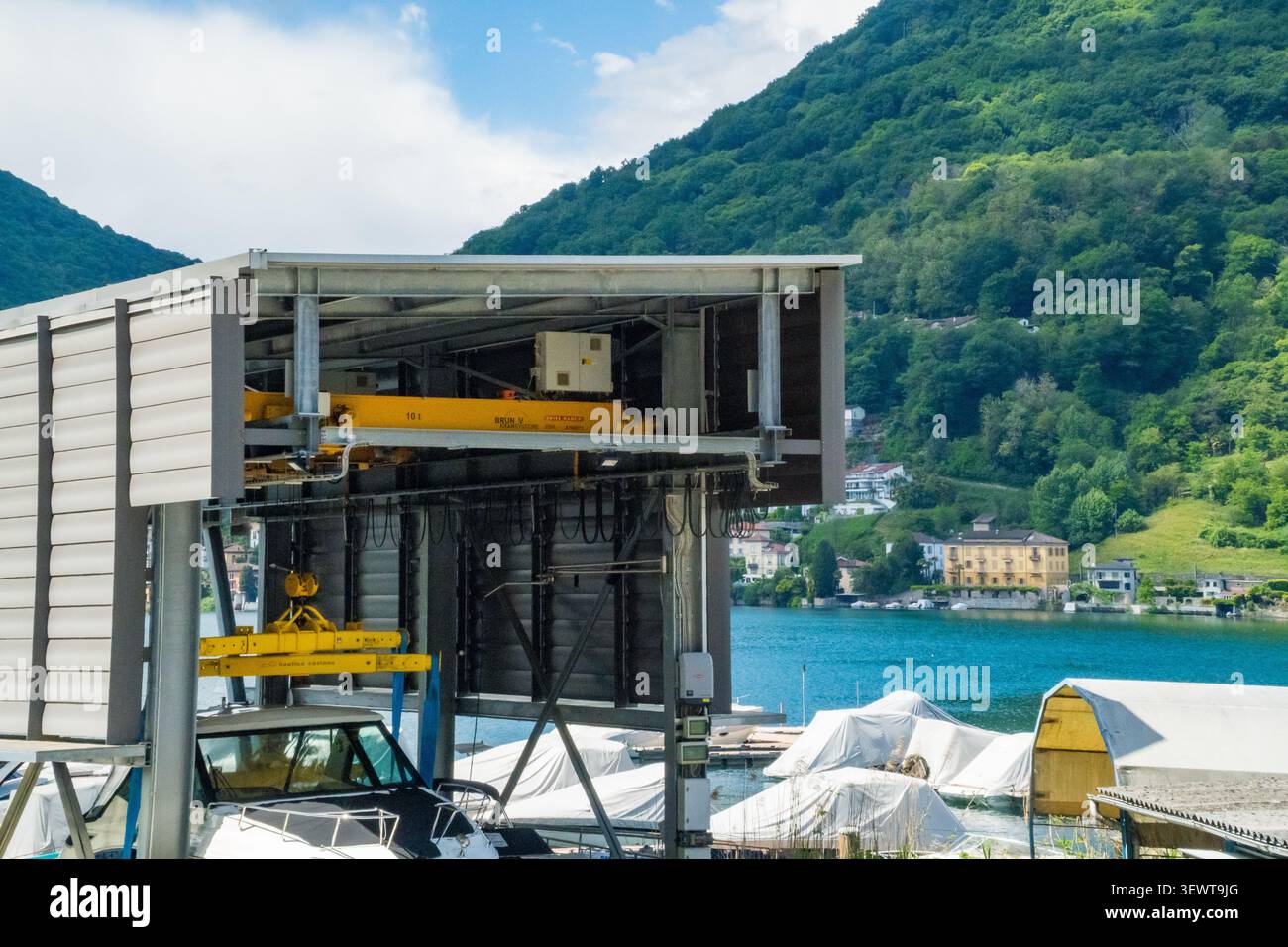 Bootsaufbewahrungsregal im Hafen am Luganersee grüne Hügel Tessin Schweiz Stockfoto