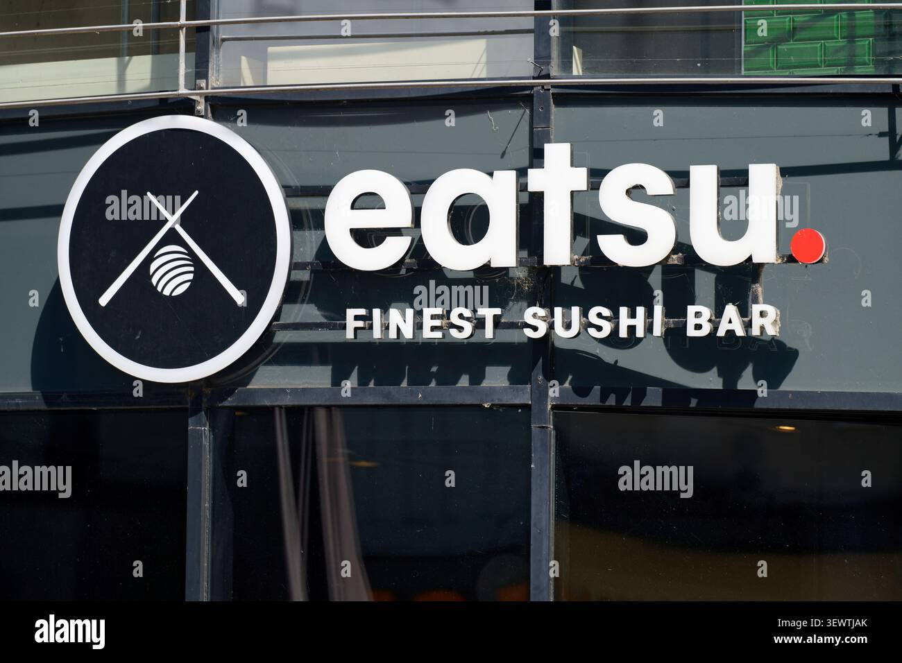 Köln, Deutschland 18. Juni 2026: Eine Nahaufnahme des Eatsu Finest Sushi Bar-Schildes mit seinem runden Essstäbchen-Logo auf einer Glasfassade im c Stockfoto