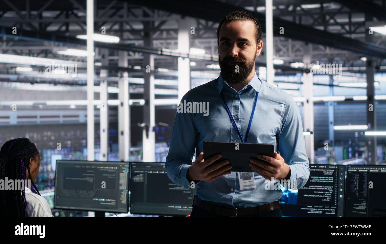 Rechenzentrumsmanager präsentieren den Investoren Hardware für maschinelles Lernen und Technologien für die vorausschauende Wartung. Stockfoto