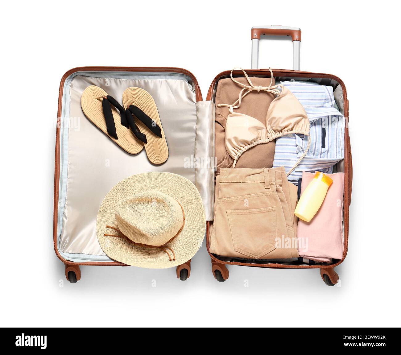 Offener Koffer mit Sommerkleidung und Accessoires Stockfoto