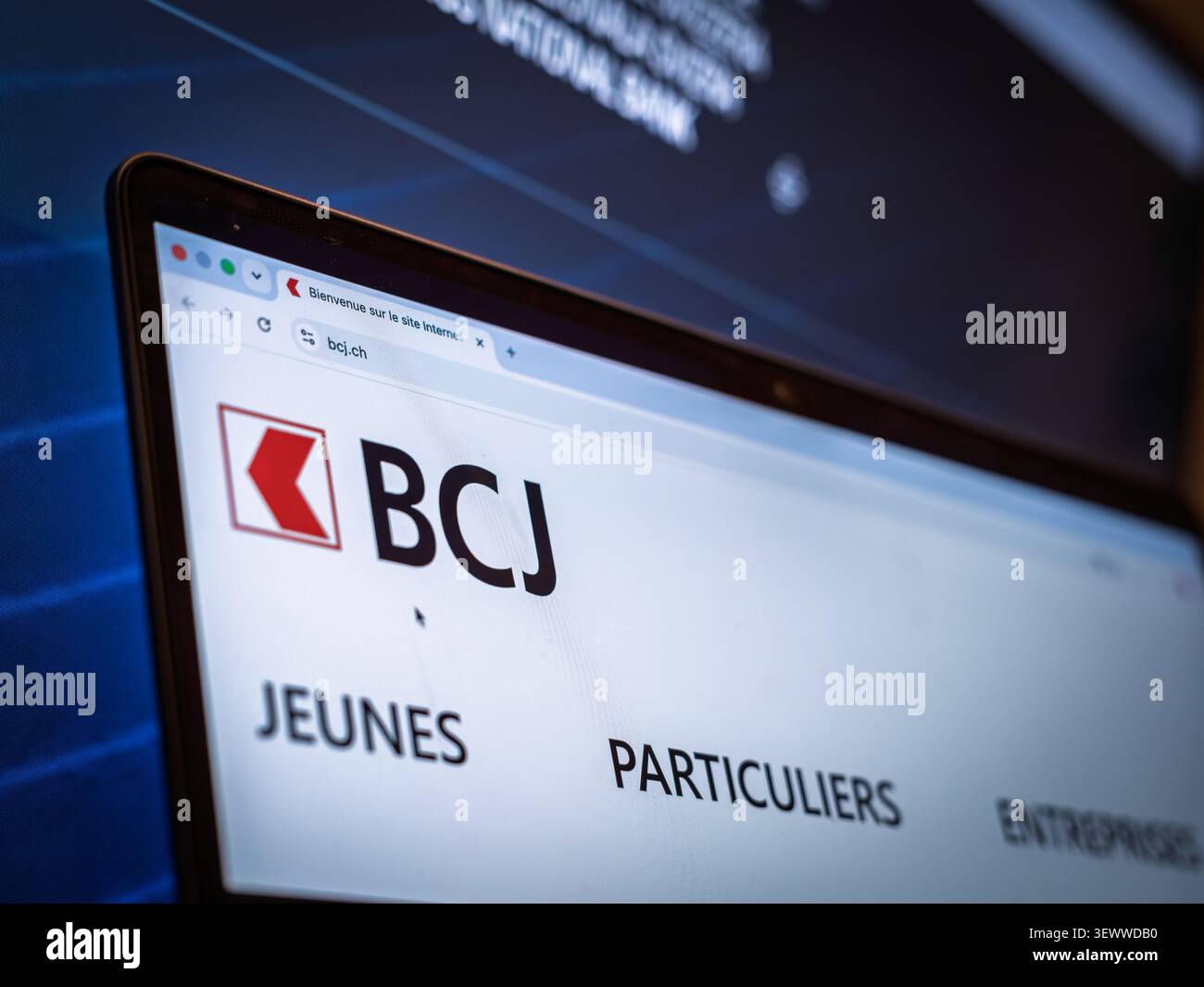 BERN, SCHWEIZ - 9. JUNI 2026: BCJ-Website mit rotem Emblem. Die BCJ, oder Banque Cantonale du Jura, ist die Kantonalbank des Juras in der Schweiz Stockfoto