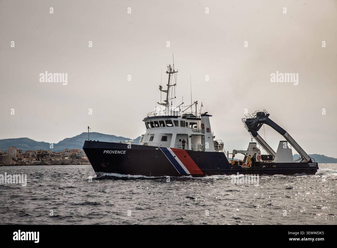 MARSEILLE, FRANKREICH - 3. OKTOBER 2025: Baliseur oceanique Provence Schiff des französischen Dienstes Public des phares et balises, das für die Seeschifffahrt eingesetzt wird Stockfoto