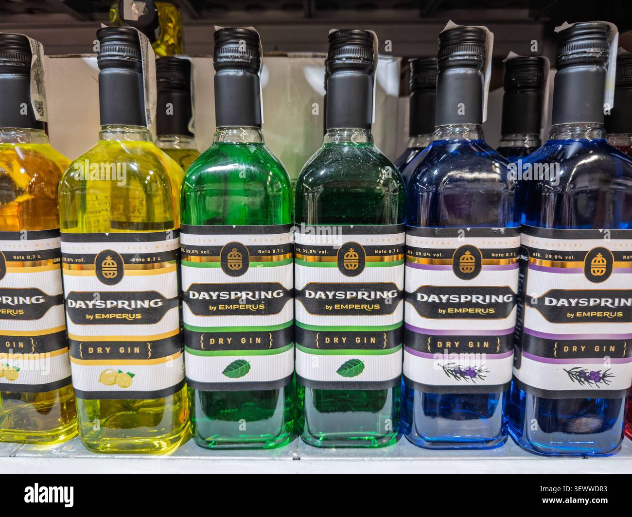 BELGRAD, SERBIEN - 15. FEBRUAR 2026: DaySpring by Emperus Dry Gin Flaschen zum Verkauf in einem Supermarkt in Belgrad, Serbien, Dayspring ist ein serbisch Stockfoto