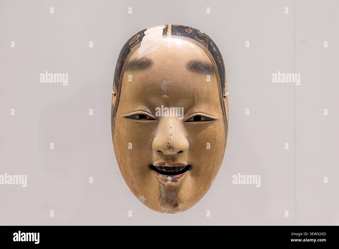 Traditionelle japanische Noh-Maske mit neutralem Ausdruck und gemalten Augenbrauen, geschnitztes Holz, isoliert auf weißem Hintergrund Stockfoto