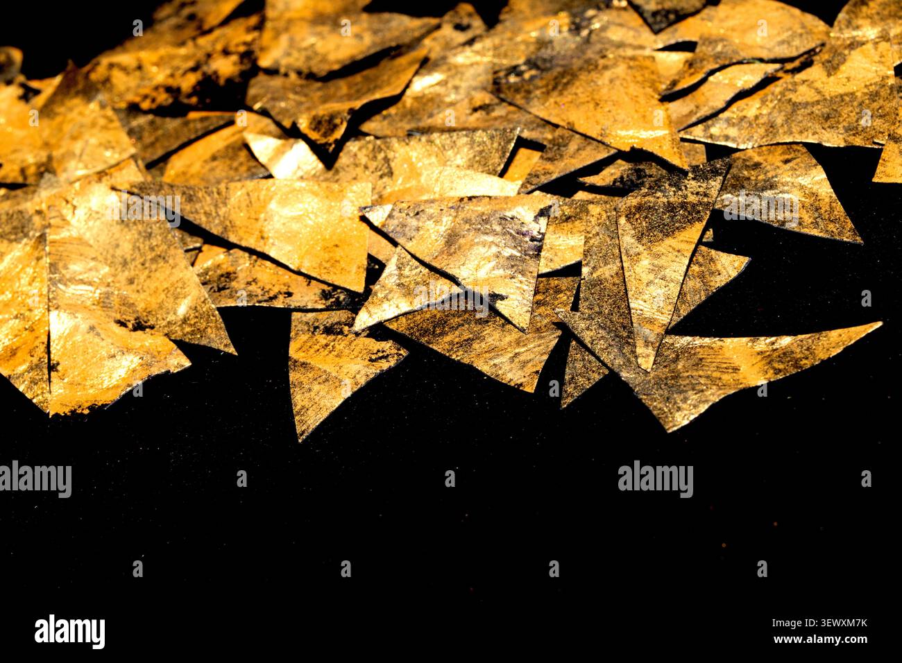 Goldener metallischer geometrischer Dreieck-Farbhintergrund Stockfoto