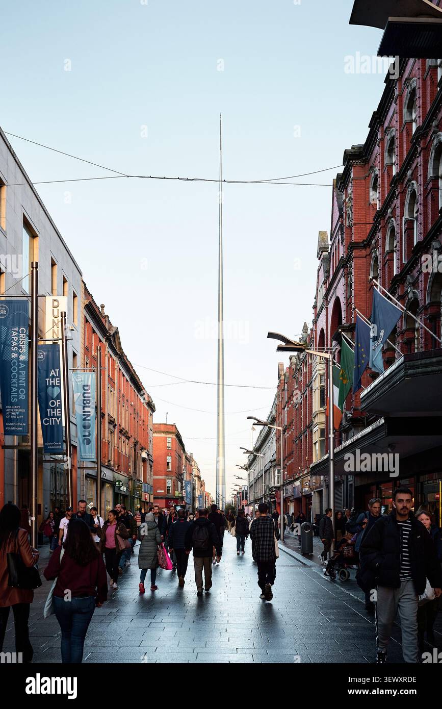 Fußgänger auf der Henry Street mit dem Spire of Dublin im Hintergrund, Irland Stockfoto