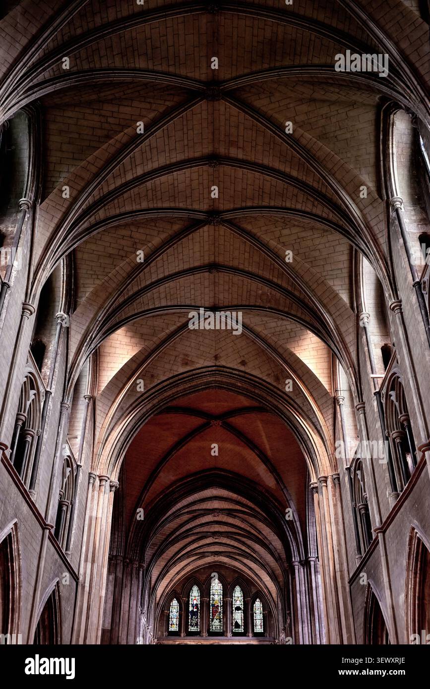 Gotische Kreuzrippengewölbe und Buntglasfenster in der St. Patrick's Cathedral in Dublin, Irland Stockfoto