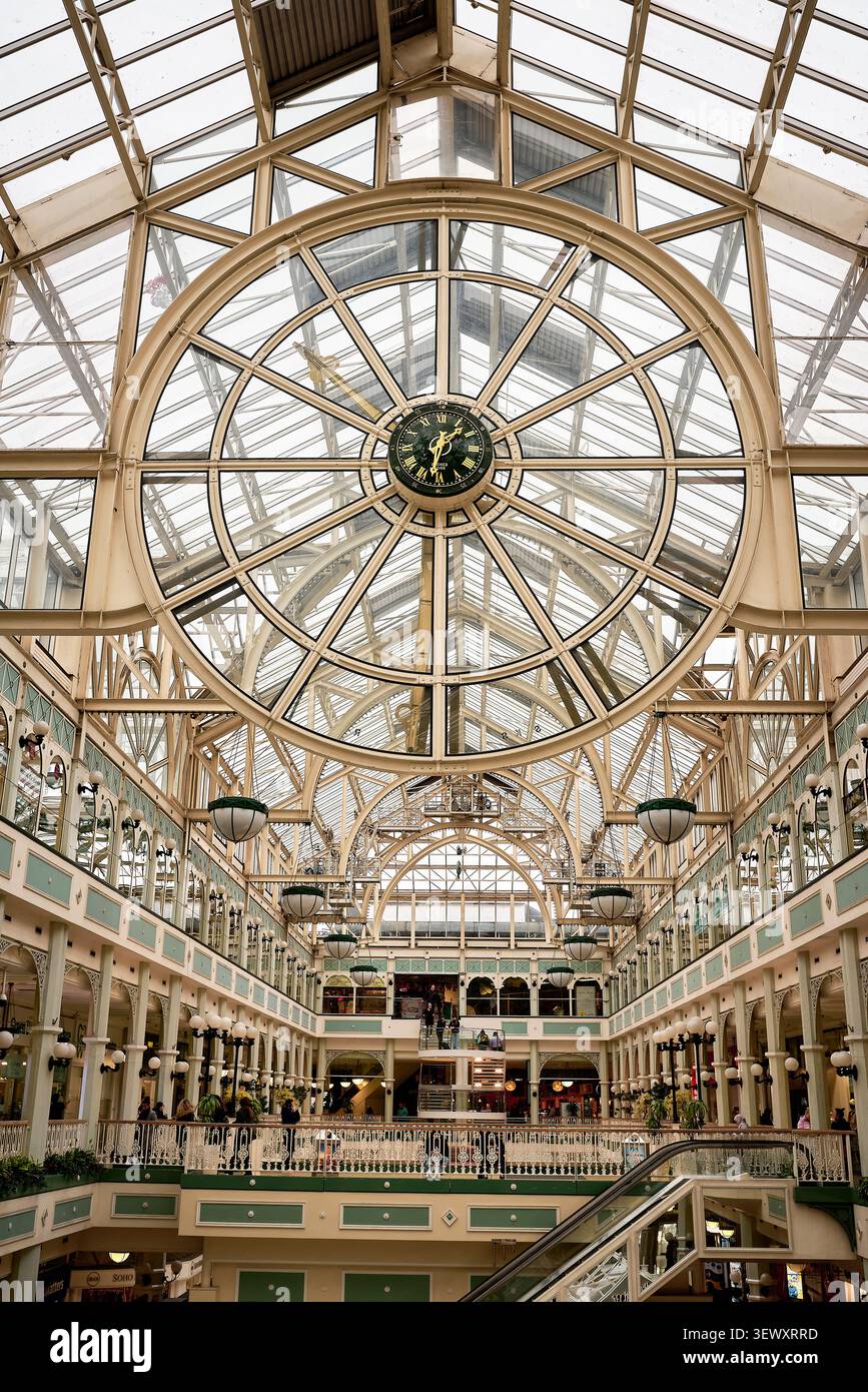 Innenraum des St Stephen’s Green Einkaufszentrums mit Glasdach und Uhr in Dublin Stockfoto