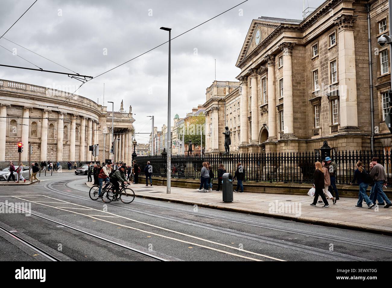 Trinity College und ehemalige irische Parlamentsgebäude auf dem College Green in Dublin, Irland Stockfoto