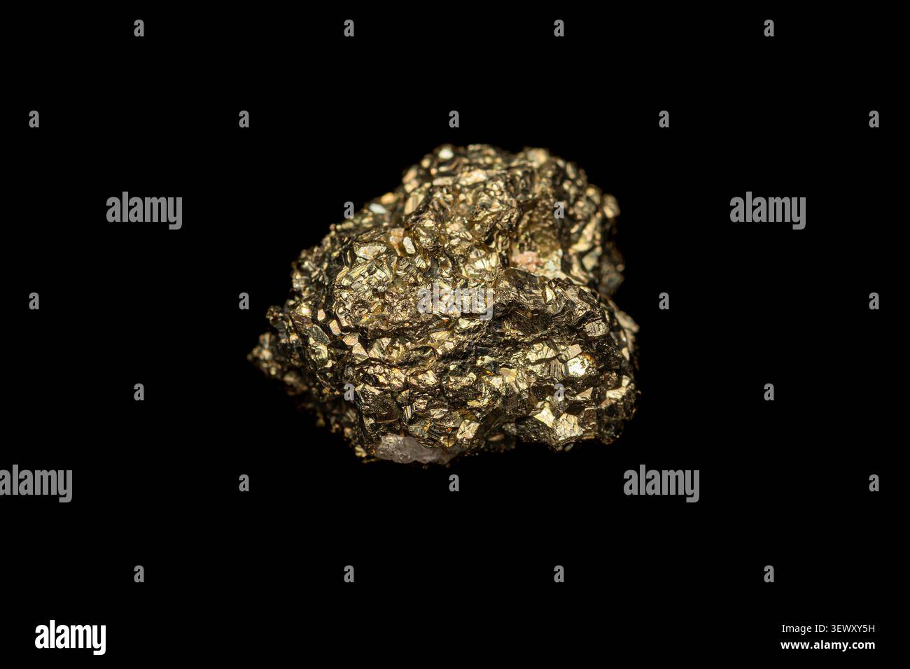 Nahaufnahme natürlicher Pyrit-Edelstein (Narrengold) auf dunklem Hintergrund (Eisendisulfid-Mineral) Stockfoto