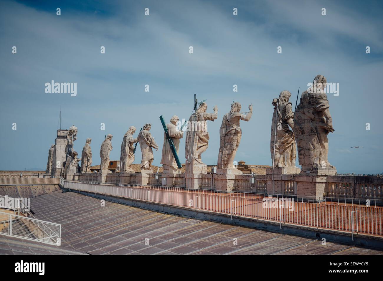 Apostelstatuen auf dem Dach des Petersdoms im Vatikan Stockfoto