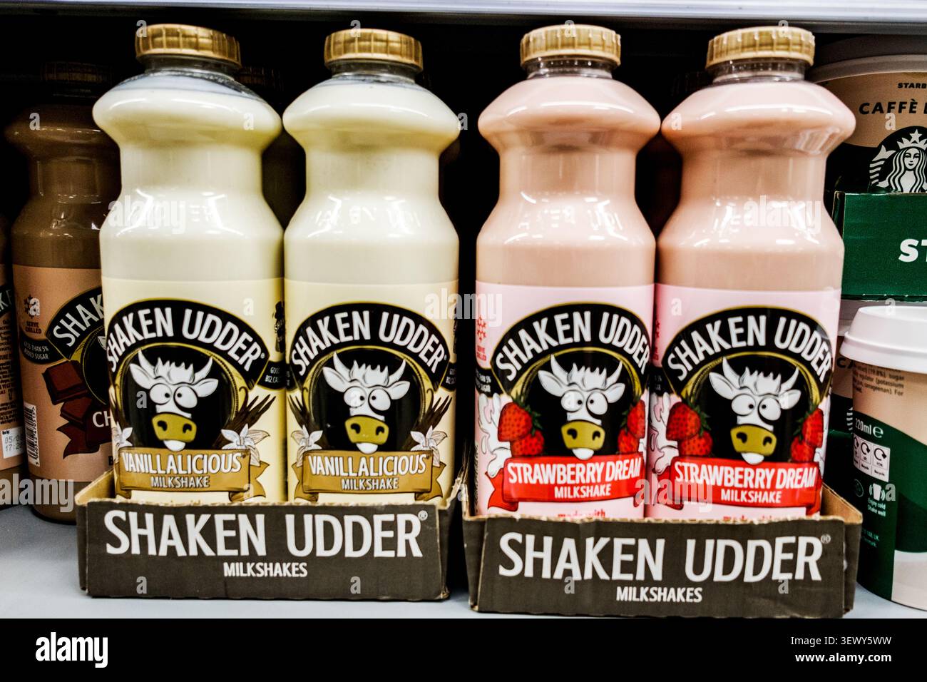 London UK, 27. Juni 2026, Supermarket Display of Shaken Euder Vanilla and Strawberry Dream Flaschen of Milkshake with No People Stockfoto