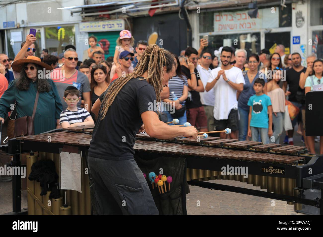 TEL AVIV, ISRAEL - 10. Oktober 2017: Ein Straßenmusiker tritt auf einer Marimba für eine große Zuschauermenge auf dem Nachalat Binyamin Street Market in Tel auf Stockfoto
