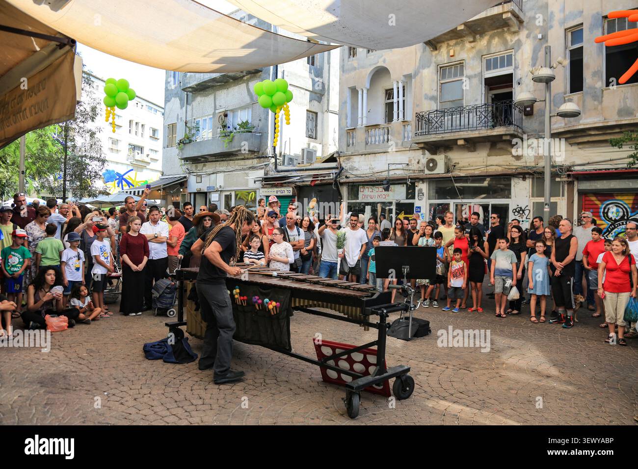 TEL AVIV, ISRAEL - 10. Oktober 2017: Ein Straßenmusiker tritt auf einer Marimba für eine große Zuschauermenge auf dem Nachalat Binyamin Street Market in Tel auf Stockfoto