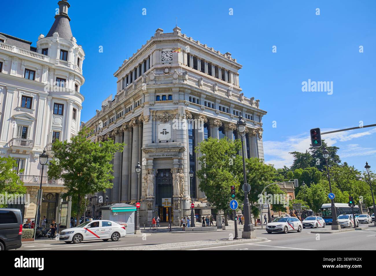 Das Gebäude des Cervantes-Instituts in Madrid. Madrid Stadtlandschaft Architektur im Sommer. Madrid, Spanien - 12. Juni 2024. Stockfoto