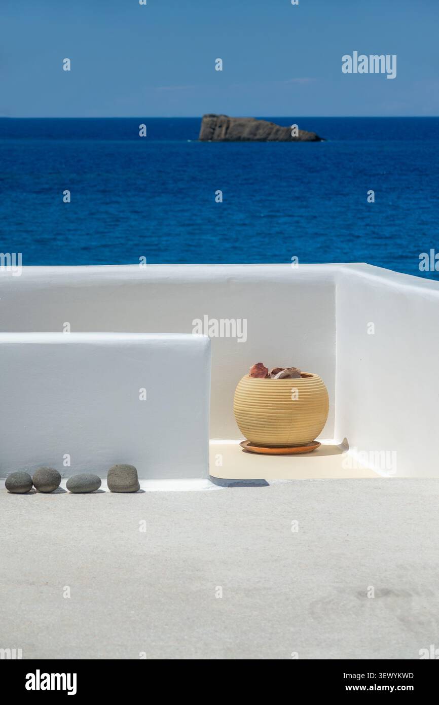 Moderne Architektur, weißes griechisches Strandhaus, Milos Travel, Kykladen Inseln, Griechenland Stockfoto
